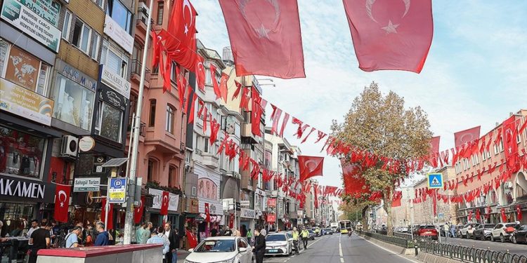 İstanbul, Cumhuriyet Bayramı için Türk bayraklarıyla süsleniyor