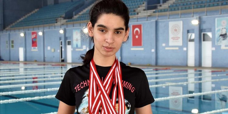 Türkiye şampiyonu görme engelli yüzücü Cemre’nin hedefi uluslararası başarılar