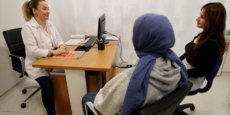 Kanseri yenen Ayla ebe aynı hastalıkla mücadele edenlere destek oluyor