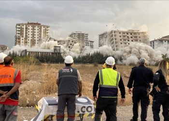 Malatya'da ağır hasarlı 13 katlı 2 bina patlayıcı kullanılarak yıkıldı