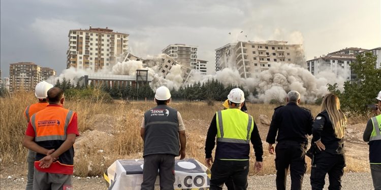 Malatya'da ağır hasarlı 13 katlı 2 bina patlayıcı kullanılarak yıkıldı