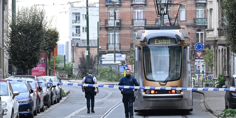 Brüksel'deki saldırının vurularak yakalanan şüphelisi öldü