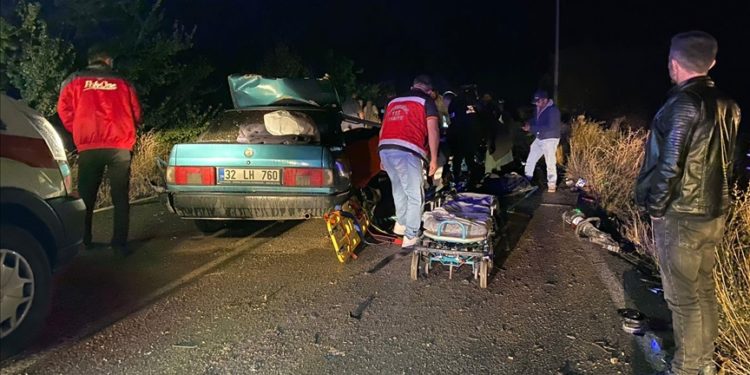 Isparta'da otomobille kamyonetin çarpıştığı kazada 4 kişi öldü