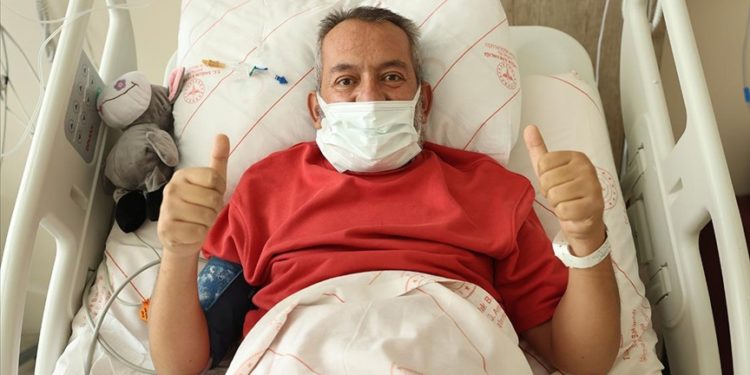 Umudunu kaybetmeyen hastaya hastaneye sekizinci çağrılışında böbrek nakli yapıldı