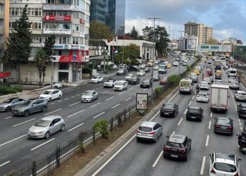 İstanbul'da haftanın ilk günü trafik yoğunluğu yaşanıyor
