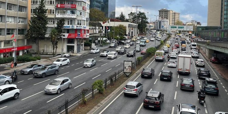 İstanbul'da haftanın ilk günü trafik yoğunluğu yaşanıyor