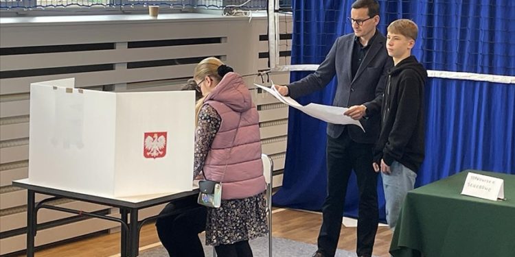 Polonya’da kesin olmayan sonuçlara göre mevcut iktidar parlamentoda çoğunluğu sağlayamıyor