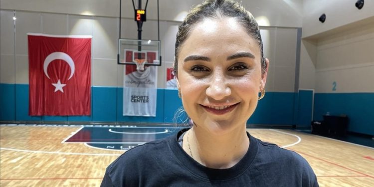 Kadınlar Basketbol Süper Ligi’nin tek Türk kadın başantrenörü, takımının enerjisine güveniyor