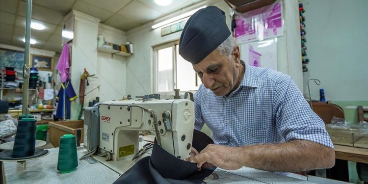 Türkmen zanaatkar, yarım asırdan uzun süredir Osmanlı fesi ve çeşitli şapkalar üretiyor