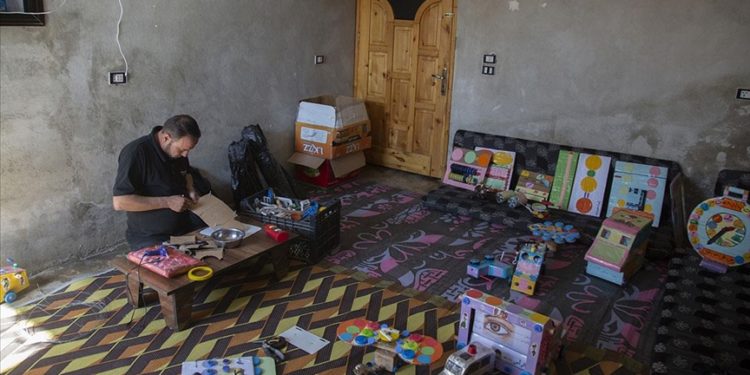 İdlib’li öğretmen atık malzemelerden geliştirdiği araçlarla eğitime katkı sağlıyor 