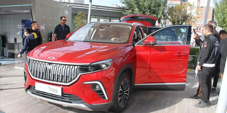 Vanlılar, yeni açılan merkezde Togg'u deneyimliyor