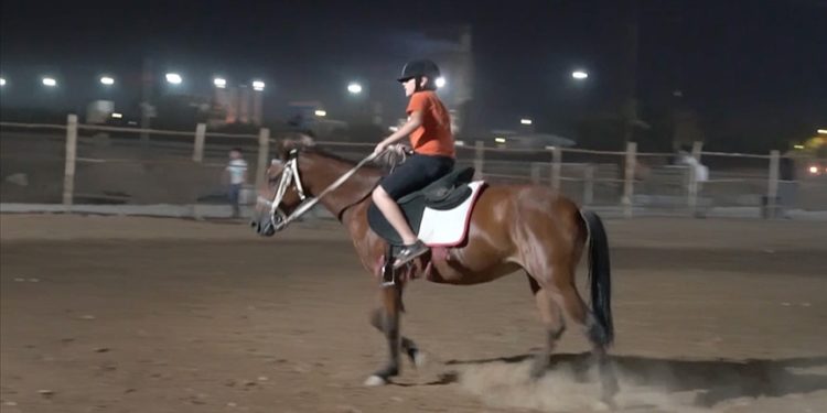 Kerkük’ün ilk ve tek at binicilik merkezinde çocuklara ücretsiz eğitim veriliyor