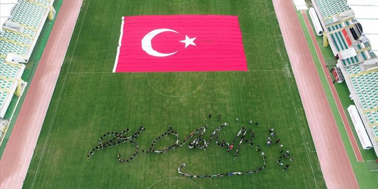 Kırklareli'nde 250 öğrenci, Atatürk'ün imzasının koreografisini oluşturdu