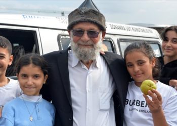 Denizlili “Elmacı Dede” yetiştirdiği meyvelerle Kahramanmaraşlı afetzede çocukları sevindirdi