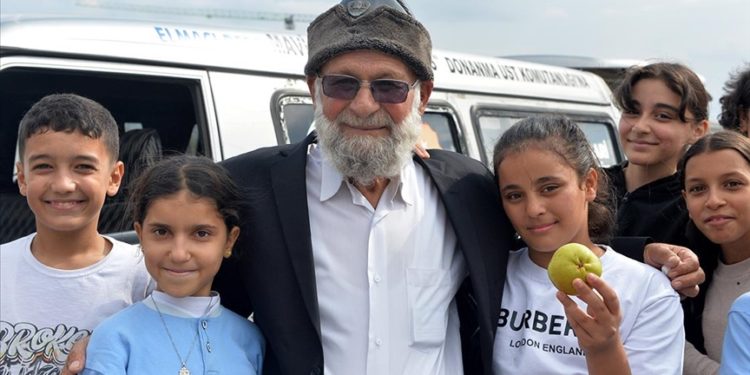 Denizlili “Elmacı Dede” yetiştirdiği meyvelerle Kahramanmaraşlı afetzede çocukları sevindirdi