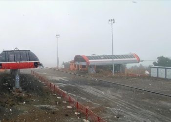 Cıbıltepe Kayak Merkezi'nin zirvesinde kar etkili oluyor