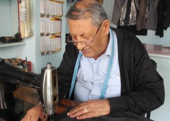 Balıkesirli terzi mesleğini 66 yıldır sürdürüyor
