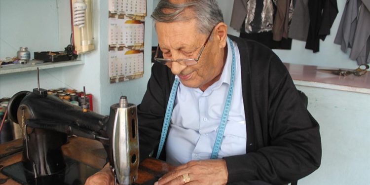 Balıkesirli terzi mesleğini 66 yıldır sürdürüyor