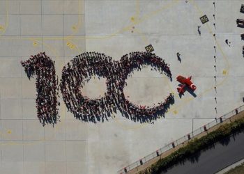 Kadın akrobasi pilotu Cumhuriyet'in 100. yılını özel uçuşuyla kutladı