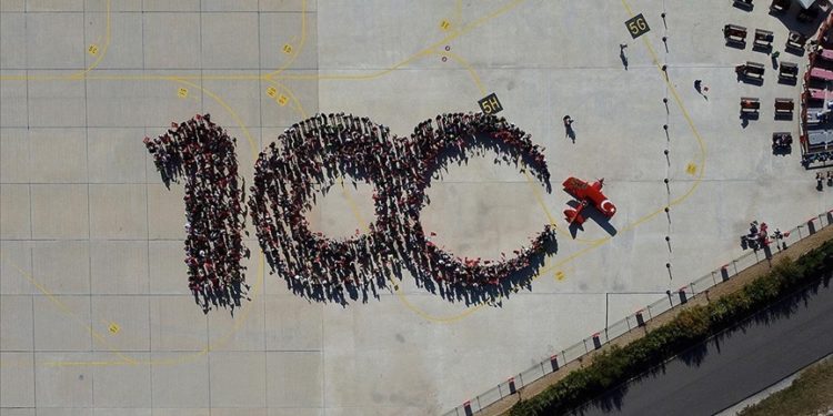 Kadın akrobasi pilotu Cumhuriyet'in 100. yılını özel uçuşuyla kutladı
