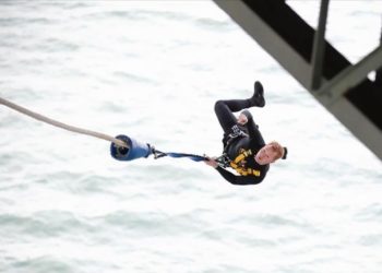 Yeni Zelandalı Mike Heard, 24 saatte 941 bungee jumping atlayışıyla dünya rekoru kırdı