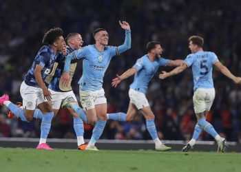 Manchester derbisini farklı kazanan City, zirve yarışına ortak olmaya devam etti