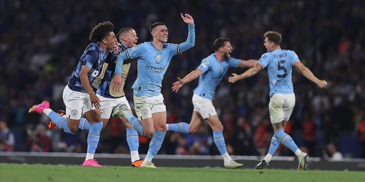 Manchester derbisini farklı kazanan City, zirve yarışına ortak olmaya devam etti