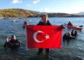 Dalgıçlar, Cumhuriyet'in 100. yılı kapsamında Nemrut Krater Gölü'nde Türk bayrağı açtı