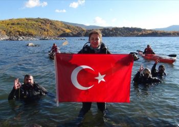 Dalgıçlar, Cumhuriyet'in 100. yılı kapsamında Nemrut Krater Gölü'nde Türk bayrağı açtı