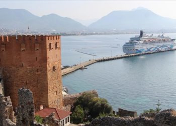 "Crown Iris" isimli kruvaziyer 1671 yolcusuyla Alanya'ya geldi