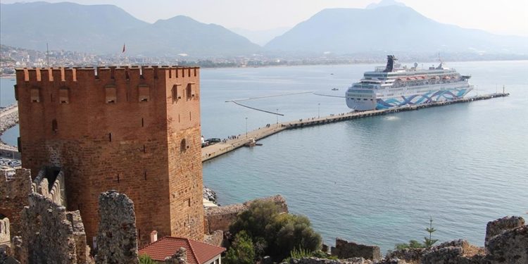 "Crown Iris" isimli kruvaziyer 1671 yolcusuyla Alanya'ya geldi