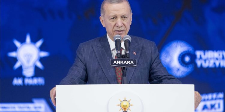 CANLI: Cumhurbaşkanı Erdoğan, AK Parti Genel Başkanlığına yeniden seçildi