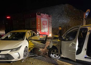 Şanlıurfa'da hafif ticari araç ile otomobilin çarpıştığı kazada 11 kişi yaralandı