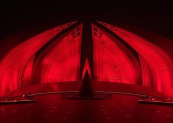 İslamabad'daki "Pakistan Anıtı" Türk bayrağının renkleriyle ışıklandırıldı