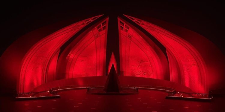 İslamabad'daki "Pakistan Anıtı" Türk bayrağının renkleriyle ışıklandırıldı