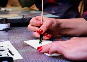 Eskişehir’de sanat ve tasarım öğrencisi, atıklardan kaligrafi kalemleri üretiyor