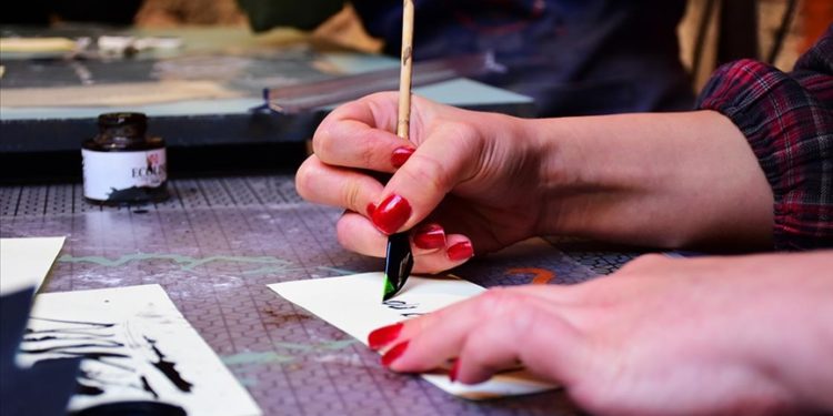 Eskişehir’de sanat ve tasarım öğrencisi, atıklardan kaligrafi kalemleri üretiyor