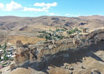 Sarp kayalık üzerindeki Micingirt Kalesi turizme kazandırılmayı bekliyor