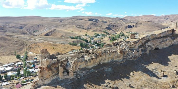 Sarp kayalık üzerindeki Micingirt Kalesi turizme kazandırılmayı bekliyor