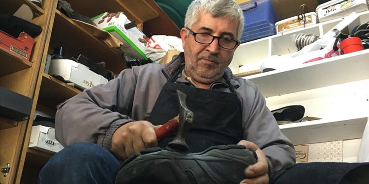 Hasan usta 3 metrekarelik dükkanında 32 yıldır ayakkabı tamir ediyor