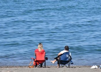 Sahil kenti Akçakoca'da ekim ayında denize girdiler