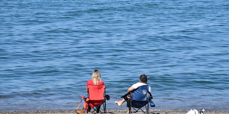 Sahil kenti Akçakoca'da ekim ayında denize girdiler