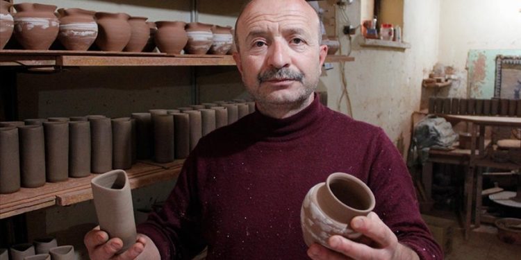 Avanoslu ustanın yaptığı çömlekler akvaryum balıklarına yuva oluyor