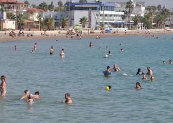 Mersin'de güneşli havayı fırsat bilenler denize girdi