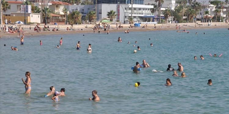 Mersin'de güneşli havayı fırsat bilenler denize girdi