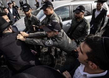 İsrail polisi, zorunlu askerliği protesto eden Haredi Yahudilerine müdahale etti