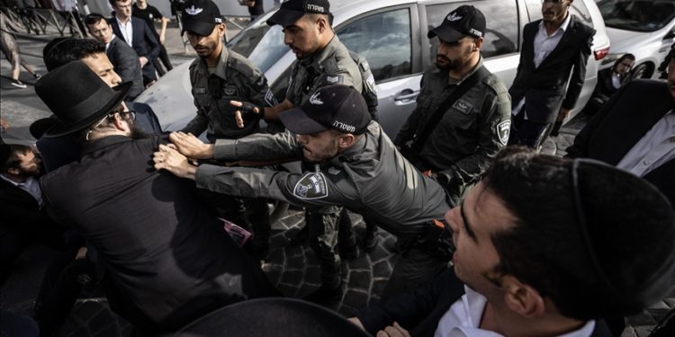 İsrail polisi, zorunlu askerliği protesto eden Haredi Yahudilerine müdahale etti