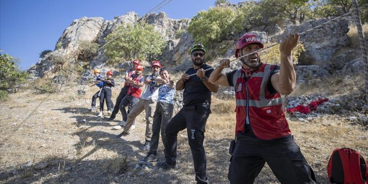 Tunceli’de doktordan çiftçiye 125 gönüllü arama kurtarma eğitiminde