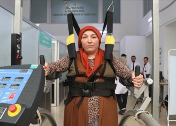 Kol ve bacaklarını hareket ettiremeyen kazazede 4 aylık fizik tedaviyle ayağa kalktı