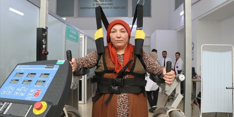 Kol ve bacaklarını hareket ettiremeyen kazazede 4 aylık fizik tedaviyle ayağa kalktı